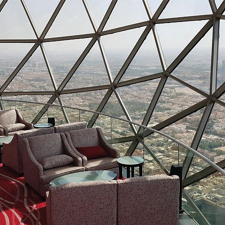 Mandarin Oriental Al Faisaliah, Rijád Kültér fotó The 360° view from the lounge