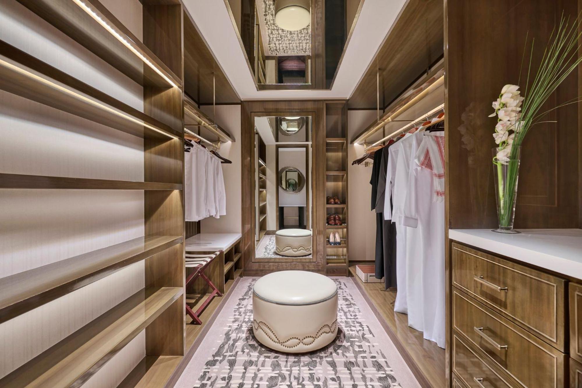 Mandarin Oriental Al Faisaliah, Rijád Kültér fotó A walk-in closet