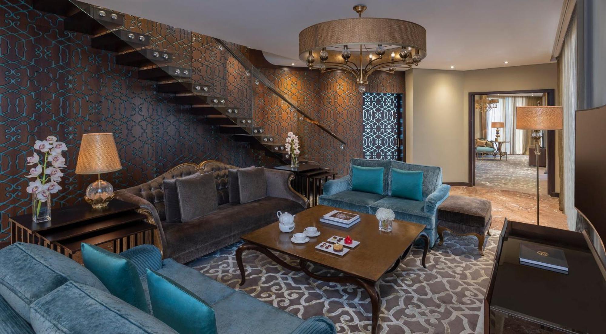 Mandarin Oriental Al Faisaliah, Rijád Kültér fotó A living room in a suite at the Jumeirah Emirates Towers Hotel