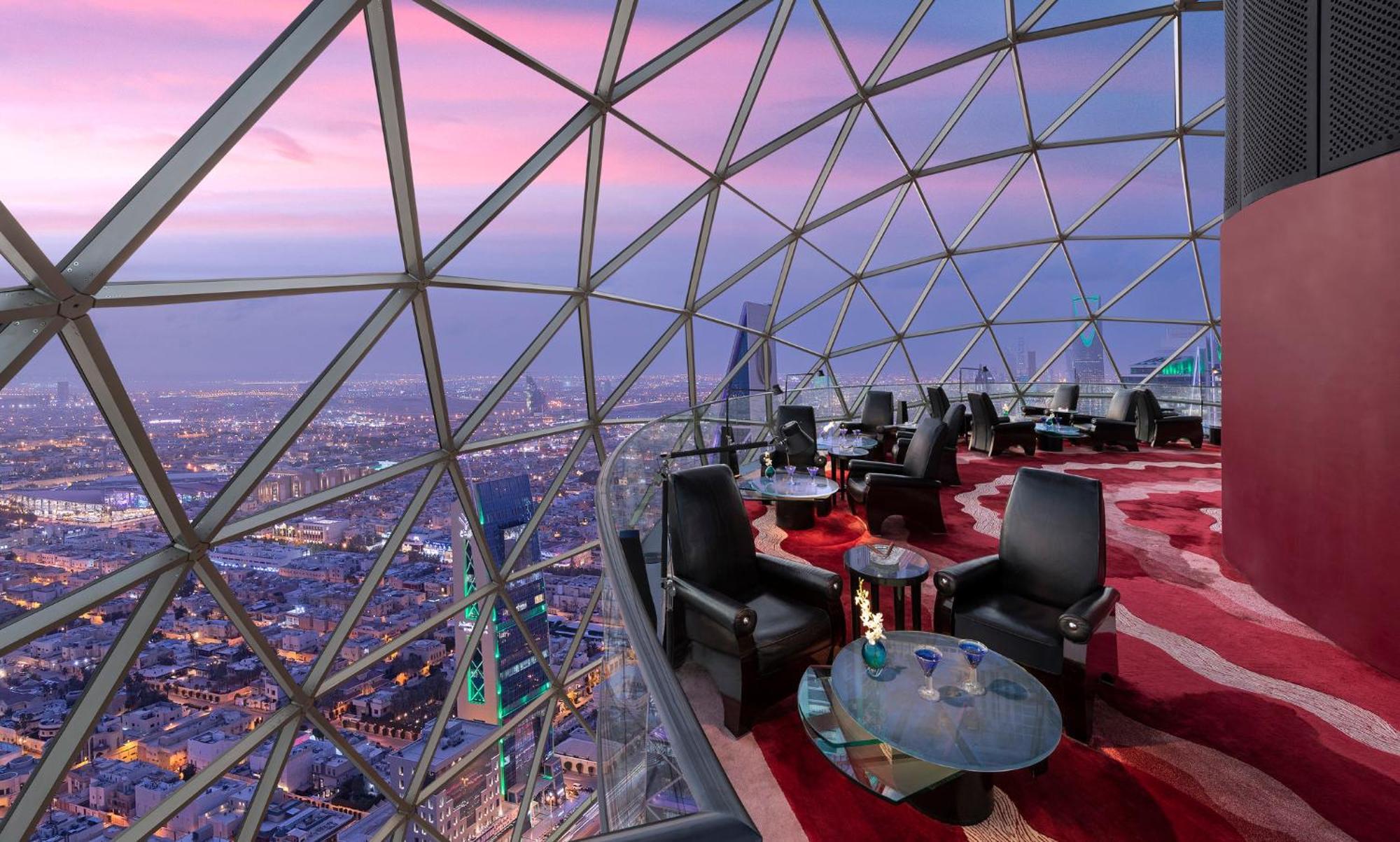 Mandarin Oriental Al Faisaliah, Rijád Kültér fotó The 360° view from the lounge