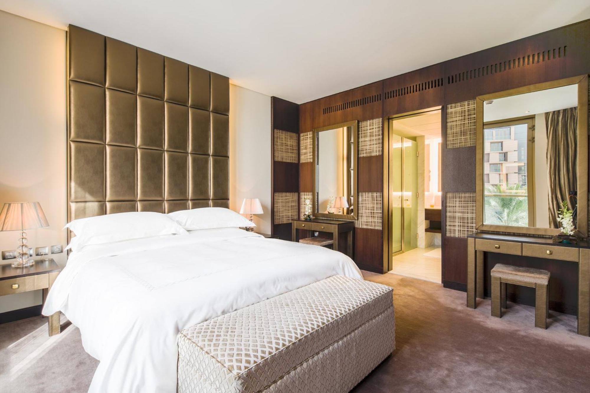 Mandarin Oriental Al Faisaliah, Rijád Kültér fotó A bedroom at The Dorchester