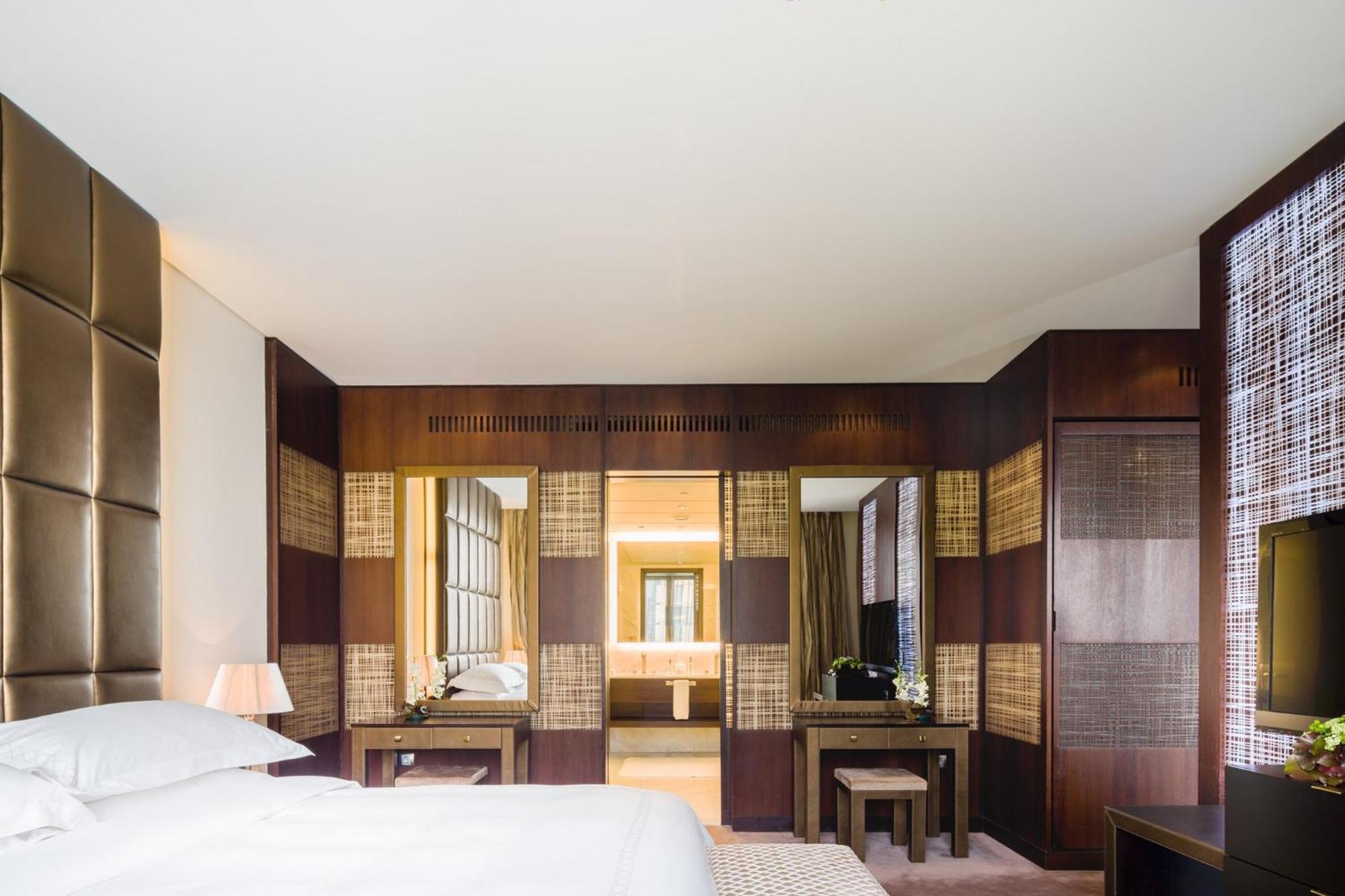 Mandarin Oriental Al Faisaliah, Rijád Kültér fotó A guest room at The Ritz-Carlton, Dubai