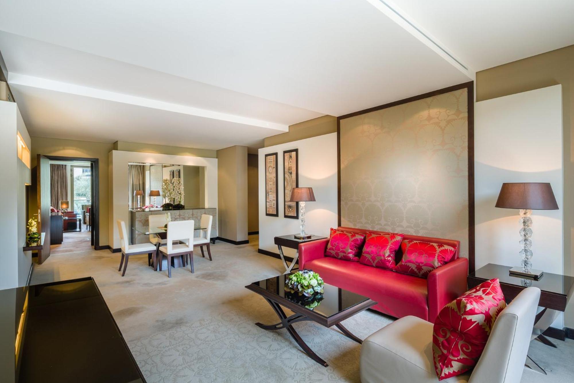 Mandarin Oriental Al Faisaliah, Rijád Kültér fotó A suite at the Mandarin Oriental, Munich