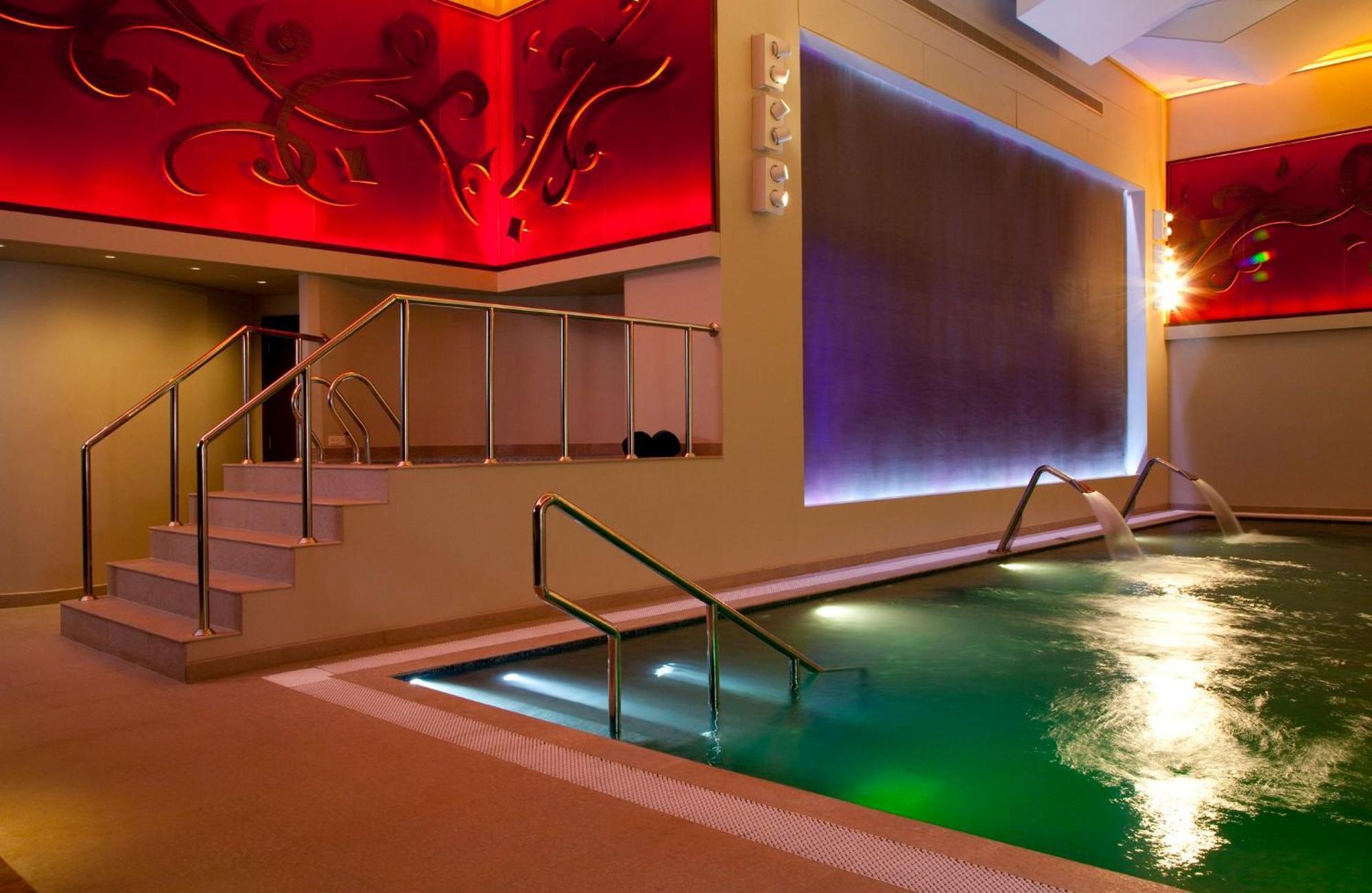 Mandarin Oriental Al Faisaliah, Rijád Kültér fotó The spa at the InterContinental Budapest
