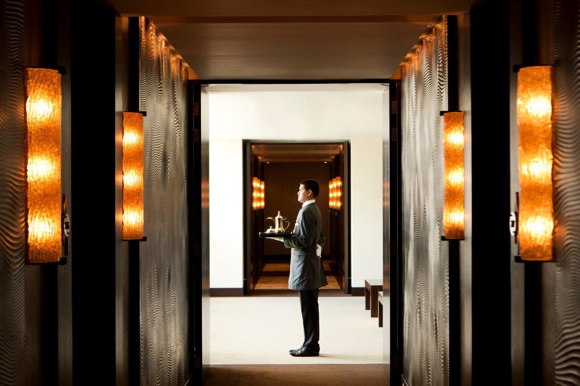 Mandarin Oriental Al Faisaliah, Rijád Kültér fotó A butler at the Mandarin Oriental, Hong Kong