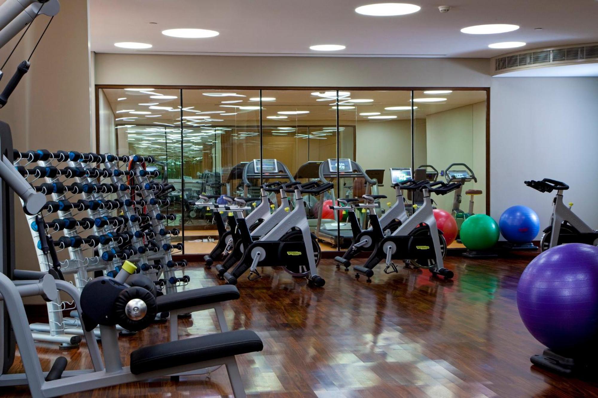 Mandarin Oriental Al Faisaliah, Rijád Kültér fotó The gym at the Four Seasons Hotel, London