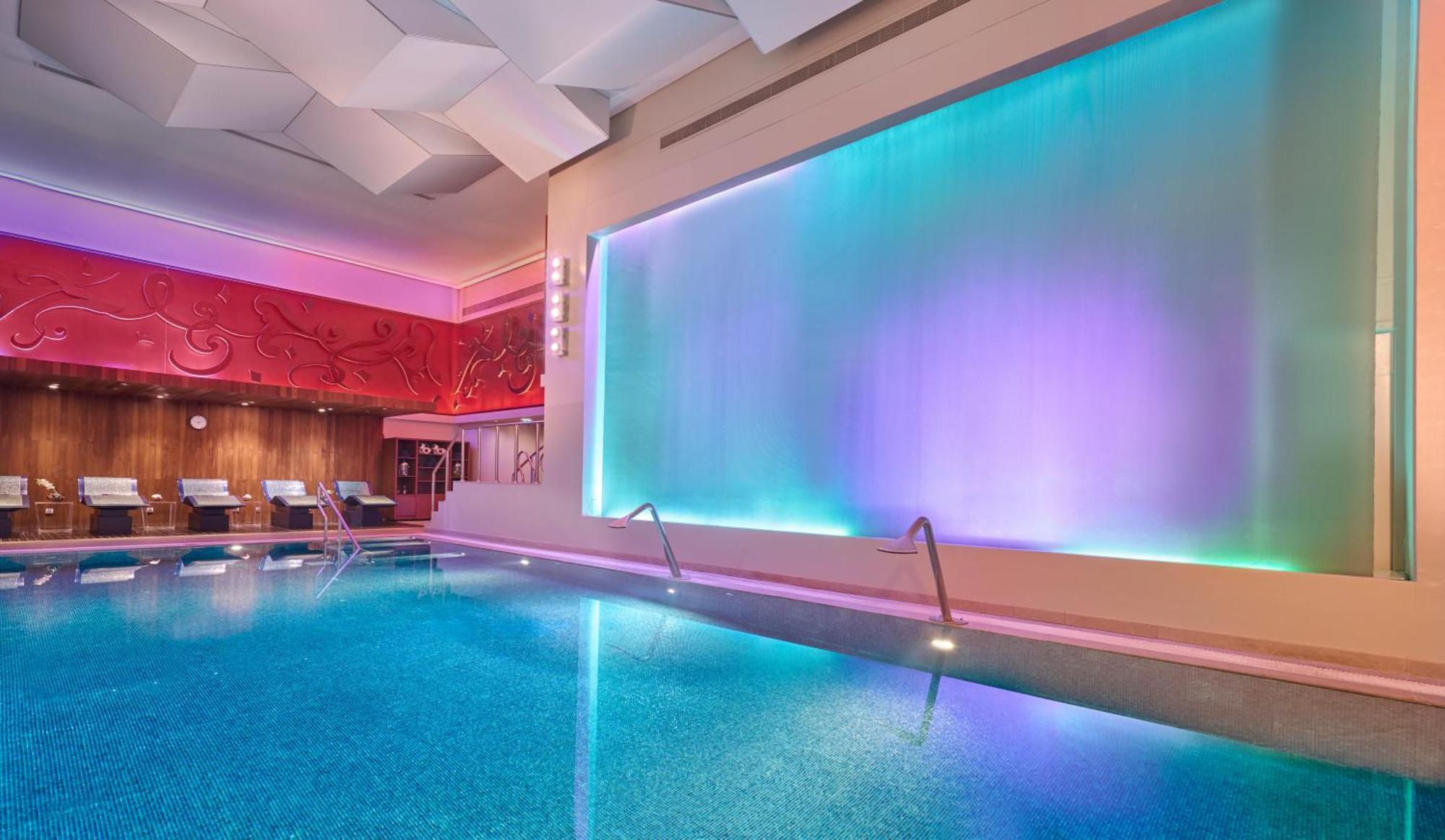 Mandarin Oriental Al Faisaliah, Rijád Kültér fotó The pool at the Mandarin Oriental, Munich